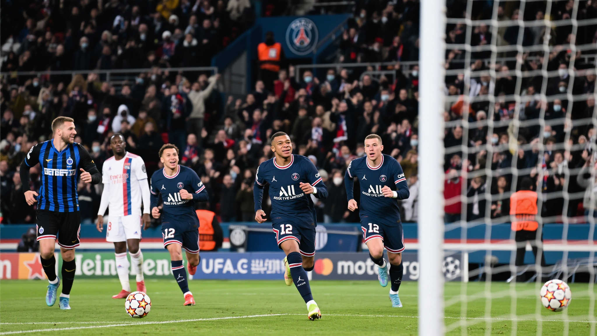 8万人见证巴黎狂飙:3战12球横扫国米零封马竞争锋 8万人见证巴黎狂飙:3战12球横扫国米零封马竞争锋